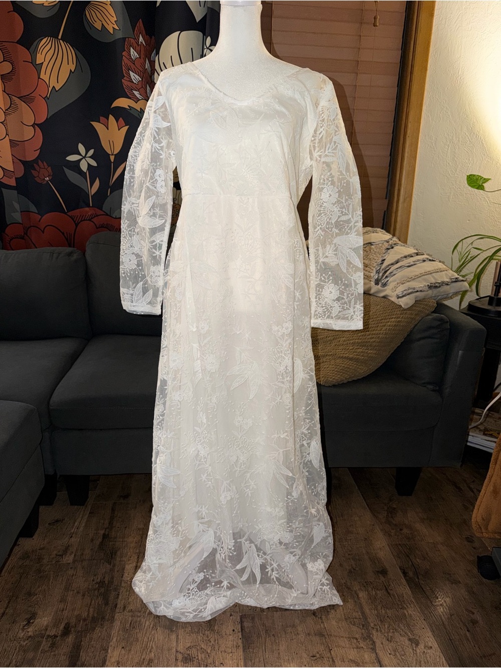 White Lace Embroidered Column/Sheath Wedding Dress V-Neck 3/4 Sleeve Sz L